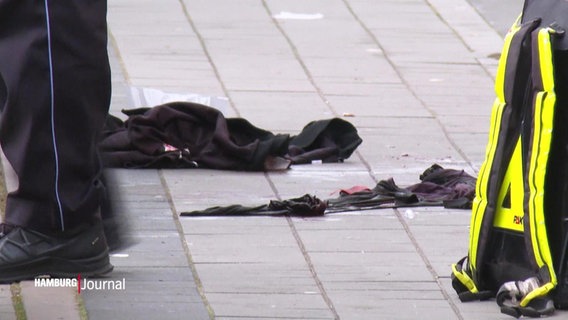 Kleidung liegt auf dem Boden. © Screenshot 