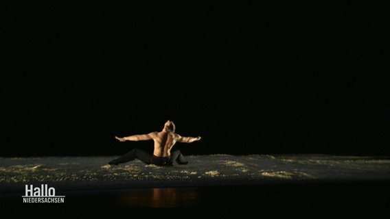 Eine Momentaufnahme einer Ballettproduktion von Choreograph Goecke. © Screenshot 
