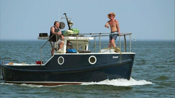 Personen fahren mit einm grauen Boot im Meer © Screenshot 