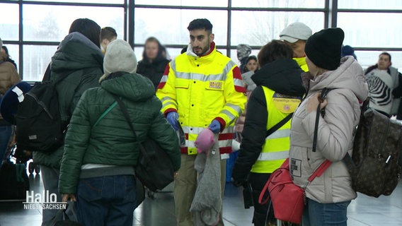 Geflüchtete Menschen am Bahnhof in Laatzen © Screenshot 