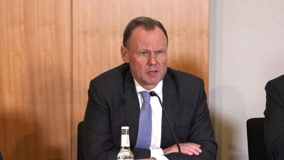 Andy Grote (SPD), Hamburgs Innensenator, spricht auf einer Landespressekonferenz. © Screenshot 