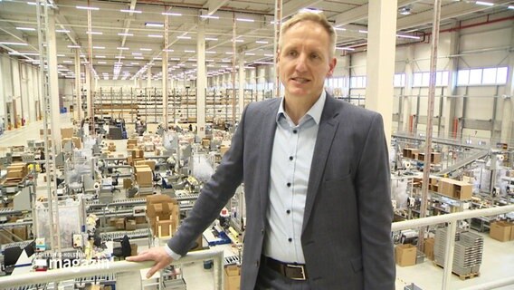 Bernd Niewels, Geschäftsführer von Boeing Distribution Services, in einem Verteilzentrum. © Screenshot 