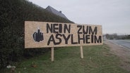Auf einer Protesttafel in Upahl steht: "Nein zum Asylheim". © Screenshot 