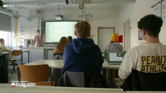 Schülerinnen in einem Klassenraum. © Screenshot 