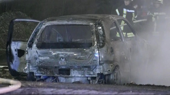 Ein ausgebranntes Auto setzt eine Scheune in Brand. © Screenshot 