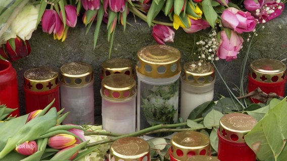 Grablichter und Blumensträuße © Screenshot 