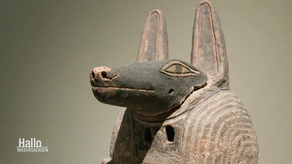 Eine Maske der ägyptischen Gottheit Anubis © Screenshot 