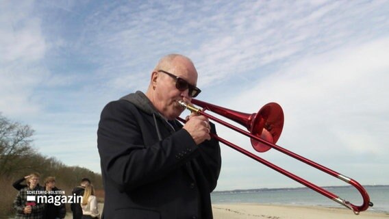Nils Landgren spielt Posaune am Strand. © Screenshot 