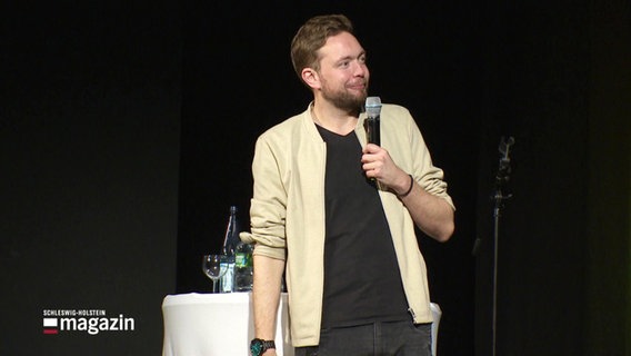 Der Comedian Bastian Bielendorf bei einem Auftritt. © Screenshot 