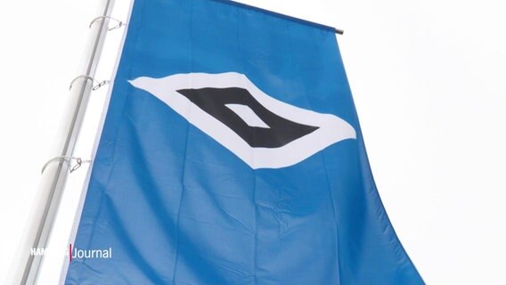 Die Flagge des HSV weht im Wind. © Screenshot 