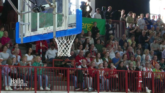 Ein Basketballkorb vor Publikum. © Screenshot 