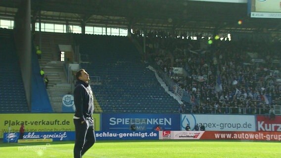 Trainer Glöckner auf dem Feld © Screenshot 