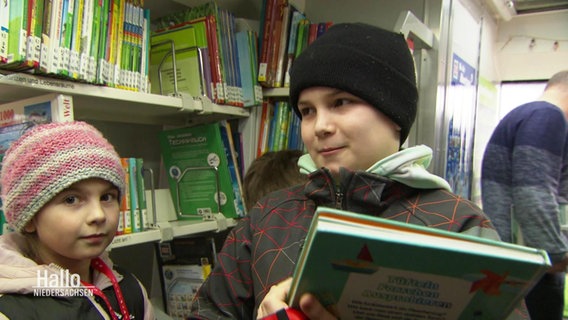 Zwei Kinder im Bücherbus. © Screenshot 