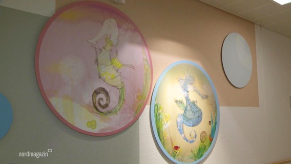 Wanddeko in einer Geburtenstation zeigt zwei Seepferdchen © Screenshot 