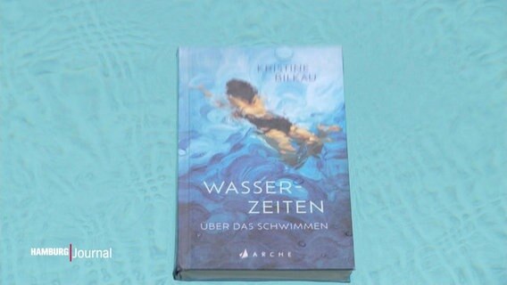Das Buch "Wasserzeiten" vor dem Hintergrund einer türkisblauen Wasseroberfläche. © Screenshot 