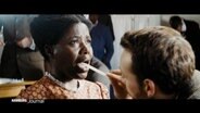 Szene aus dem Film "Der vermessene Mensch": Ein weißer Mann schaut einer weinenden POC-Frau in den Mund. © Screenshot 