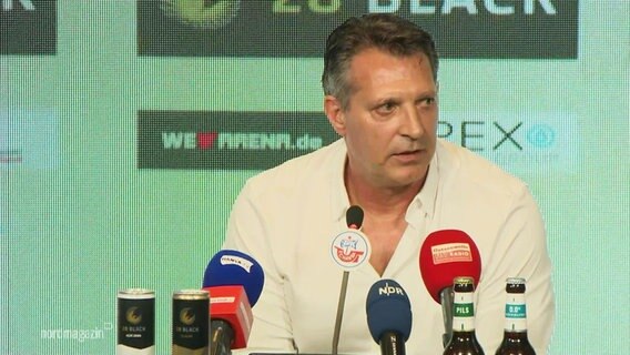 Fußballtrainer Alois Schwartz bei einer Pressekonferenz. © Screenshot 