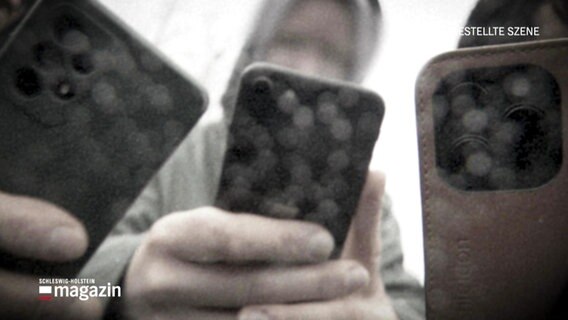 Nachgestellte Szene: Drei Handys werden so in die Kamera gehalten, als würden sie den Betrachter filmen. © Screenshot 