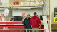 Zwei Personen an einem Informationsschalter der Deutschen Bahn. © Screenshot 