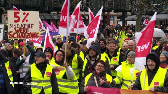 Streikende in grünen Westen und mit Plakaten in der Hand © Screenshot 