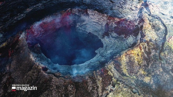 Ein großer farbig schimmernder Krater © Screenshot 