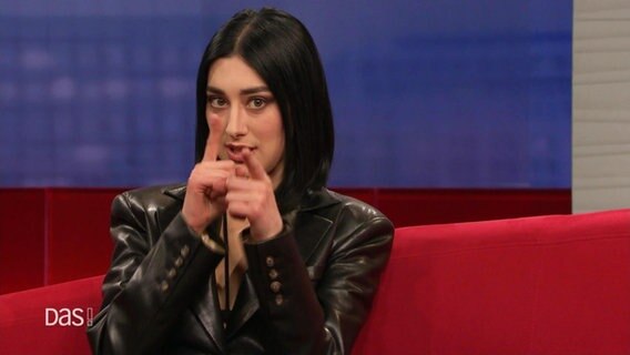 Sängerin Elif zeigt in die Kamera © Screenshot 