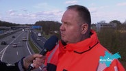 Ein Mitarbeitender der Autobahn GmbH, Chritian Merl, äußert sich zu den aktuellen Bauarbeiten am Elbtunnel. © Screenshot 