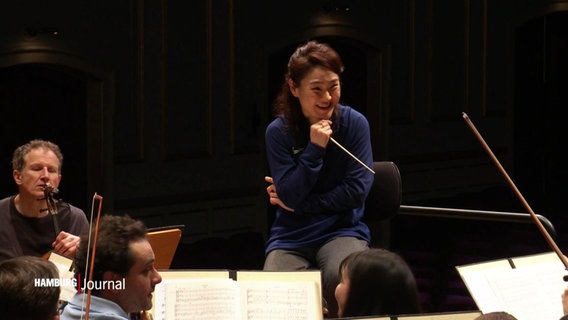 Gastdirigentin Han-Na Chang hat ihren ganz eigenen Ansatz den Musikern ihre Ideen zu vermitteln. © Screenshot 