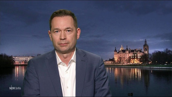 NDR-Reporter Roman Schmelter berichtet live aus Schwerin. © Screenshot 