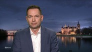 NDR-Reporter Roman Schmelter berichtet live aus Schwerin. © Screenshot 