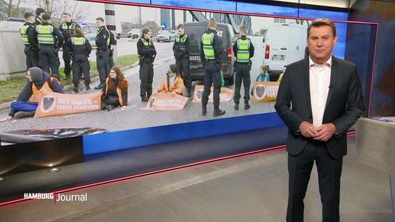 Nachrichtensprecher Jens Riewa, im Hintergrund ein Bild von Polizisten und Klimaaktivisten. © Screenshot 