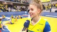 Volleyballerin Pia Kästner vom SSC Palmberg Schwerin gibt nach dem Sieg gegen Potsdam lächelnd ein Interview. © Screenshot 