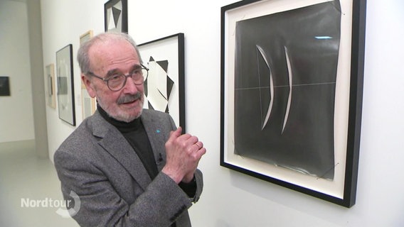 Gottfried Jäger vor einem seiner Werke im Sprengel Museum Hannover. © Screenshot 