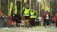 Zwei Marathonläufer mit gelben Westen © Screenshot 