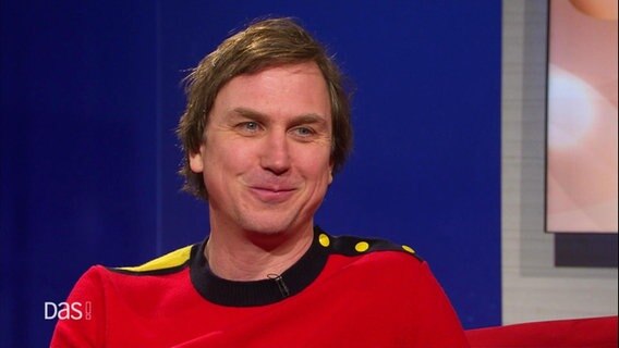 Lars Eidinger sitzt auf dem Roten Sofa bei DAS! © Screenshot 