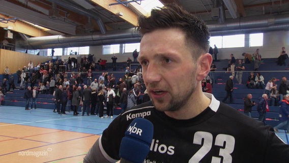 Der Stralsunder Handballer Benjamin Schulz wird interviewt © Screenshot 