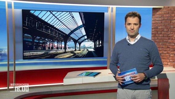 Johannes Avenarius moderiert Niedersachsen 18.00 Uhr am 27.03.2023. © Screenshot 
