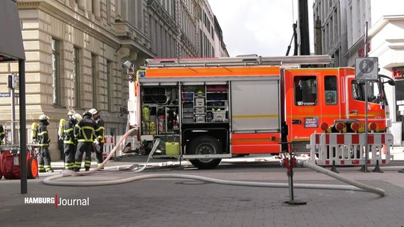 Feuerwehrleute kümmern sich um ein Gasleck in Hamburg. © Screenshot 