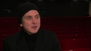 Lars Eidinger gibt ein Interview im Zeise-Kino. © Screenshot 