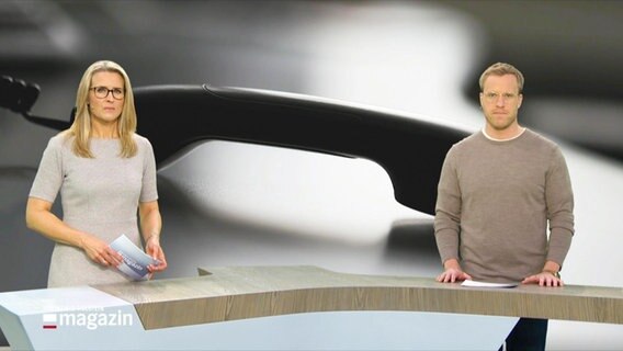 Gabi Lüeße und Henrik Hanses moderieren das Schleswig-Holstein Magazin am 27.03.2023. © Screenshot 