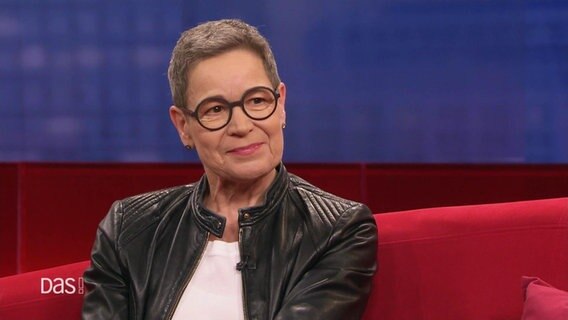 Die Multi-Aufsichtsrätin Simone Menne ist zu Gast auf dem Roten Sofa bei DAS! © Screenshot 