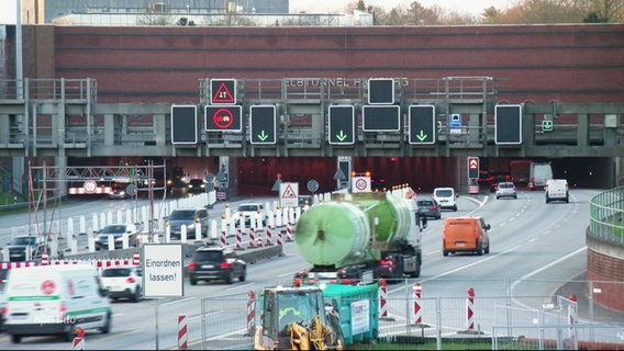 Autos fahren durch den Elbtunnel. © Screenshot 