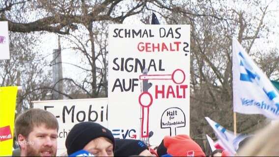 Ein Schild auf einem Streik der EVG und Ver.di. © Screenshot 
