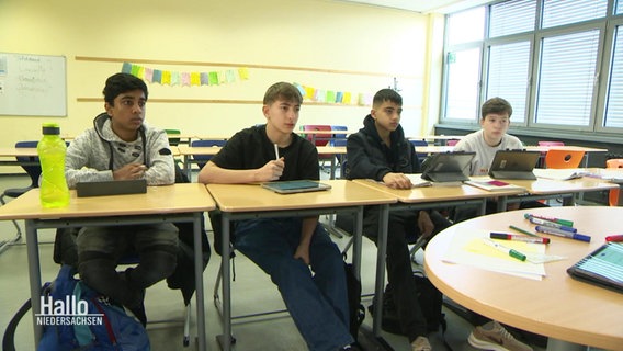 Schüler sitzen in einem Klassenzimmer © Screenshot 