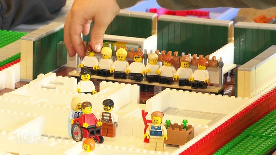 Lego Figuren und Steine © Screenshot 
