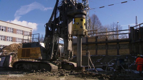 Große Baumaschinen auf einer Baustelle © Screenshot 