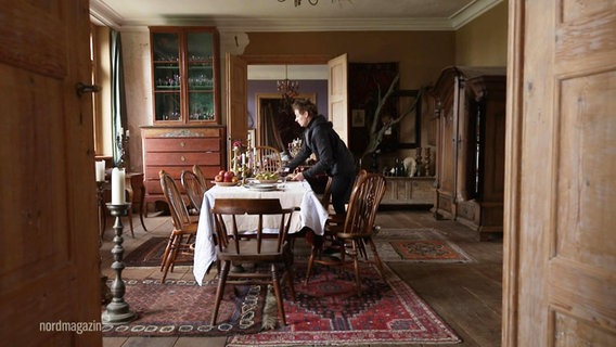 Historisch dekorierte Zimmer in einem alten Gutshaus © Screenshot 