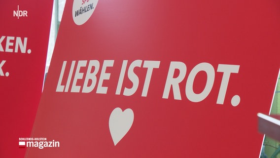 Auf einem roten Wahlplakat der SPD steht der Slogan: "Liebe ist rot". © Screenshot 