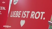 Auf einem roten Wahlplakat der SPD steht der Slogan: "Liebe ist rot". © Screenshot 
