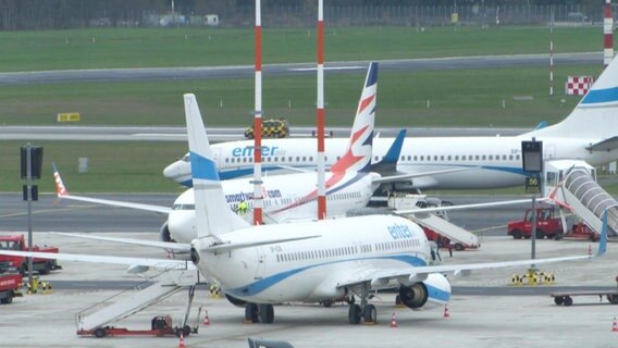 Stehende Flugzeuge im Hamburger Flughafen. © Screenshot 